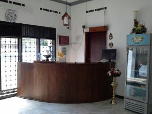 een wachtkamer met een receptie en een balie bij Yaarl Holiday in Jaffna