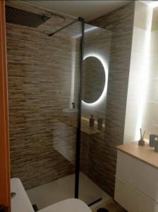 Kúpeľňa v ubytovaní Apartamento Moderno con PISCINA Garaje Wifi AC + 17 fotografií