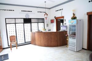 een restaurant met een bar en een koelkast bij Yaarl Holiday in Jaffna
