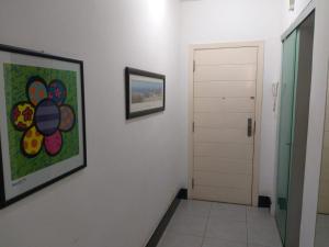 un pasillo con una pintura en la pared y una puerta en Copa Studio near the sea, en Río de Janeiro