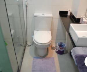 y baño con aseo, lavabo y ducha. en Copa Studio near the sea, en Río de Janeiro