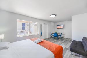 a bedroom with a bed and a couch and a table at Peaceful Studio by the Beach with Parking - M25 in Hollywood