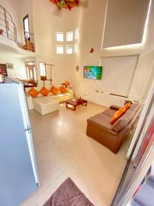 Una gran sala de estar con un sofá y un televisor. en Tu casa melgar, en Melgar