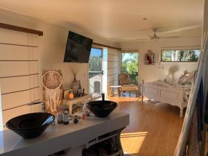 ein Badezimmer mit zwei Waschbecken auf einer Theke in einem Zimmer in der Unterkunft Gina‘s Place in Peregian Beach