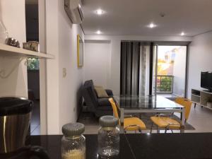 TV a/nebo společenská místnost v ubytování Zona shopping del Sol, Asunción