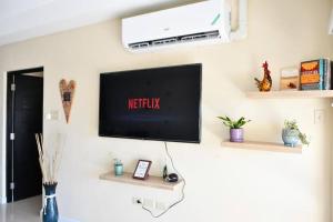 TV a/nebo společenská místnost v ubytování Reggae Inn