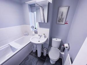 een witte badkamer met een wastafel en een toilet bij The Fairfield - Free Parking & Wi-Fi - 5min to Freeman Hospital in Longbenton