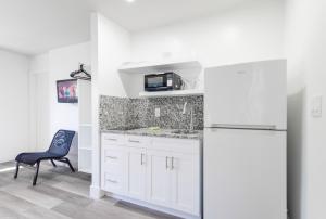 Η κουζίνα ή μικρή κουζίνα στο Spacious Oceanfront Studio with pool access - M27 +5 φωτογραφίες