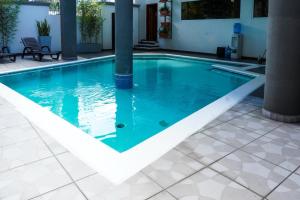 una piscina con una luce sopra di Hotel Galerias HN a San Pedro Sula