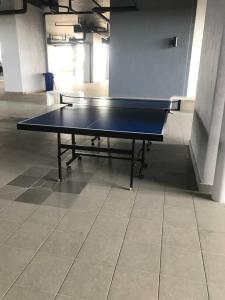 una mesa de ping pong en el medio de una habitación en LA VISTA BANGI Homestay en Bangi