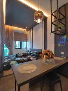 uma sala de estar com uma mesa e uma cama em LA VISTA BANGI Homestay em Bangi