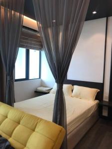 1 dormitorio con cama con cortina y sofá en LA VISTA BANGI Homestay en Bangi