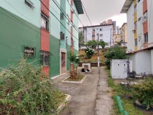 un callejón entre dos edificios coloridos en una ciudad en Apartamento, vista cidade, en Salvador