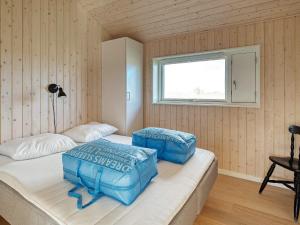 1 dormitorio con 2 camas y ventana en Holiday home Rødby LV en Rødby