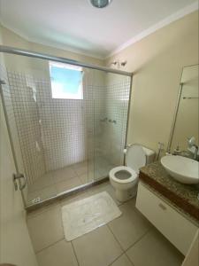 ein Badezimmer mit Dusche, Toilette und Waschbecken in der Unterkunft Casa Maravilhosa na Ferradura in Búzios