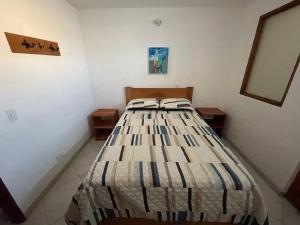 ein Schlafzimmer mit einem großen Bett in einem Zimmer in der Unterkunft JericóHouse apto 202 in Jericó
