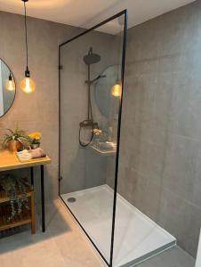 eine Dusche mit Glastür im Bad in der Unterkunft Luxury Artistic Digital Nomad Getaway w/ Terrace in Lissabon