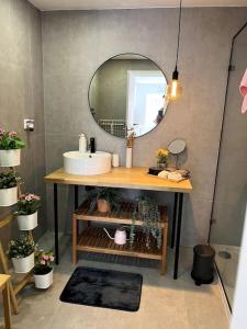 里斯本的住宿－Luxury Artistic Digital Nomad Getaway w/ Terrace，一间带水槽和镜子的浴室