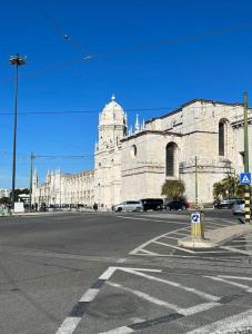 ein großes weißes Gebäude auf einer Straße vor einem Gebäude in der Unterkunft Luxury Artistic Digital Nomad Getaway w/ Terrace in Lissabon