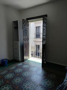 een kamer met een open deur naar een kamer bij Casa En El Centro Histórico De Morelia in Morelia