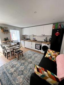 Una sala de estar con cocina y comedor. en Luxury Artistic Digital Nomad Getaway w/ Terrace, en Lisboa