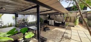 un patio extérieur avec une pergola et des plantes dans l'établissement Ezekiel Transient House, à Coron