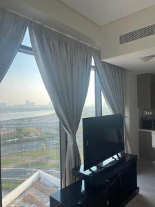 TV a/nebo společenská místnost v ubytování New High End Residence - Al Jaddaf