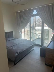 Postel nebo postele na pokoji v ubytování New High End Residence - Al Jaddaf