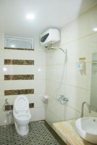 łazienka z toaletą i umywalką w obiekcie Khách Sạn Hoàng Gia Lào Cai - Hoang Gia Hotel w mieście Lao Cai