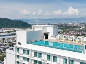 um edifício com uma piscina em cima em 【NEW】Cozy&Warm Studio@Juru Sentral Icon City em Bukit Mertajam