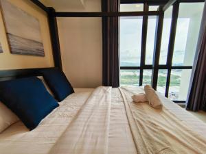 uma cama grande num quarto com uma janela grande em 【NEW】Cozy&Warm Studio@Juru Sentral Icon City em Bukit Mertajam