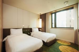 Habitación de hotel con 2 camas y ventana en Crown Park Hotel Seoul Myeongdong en Seúl