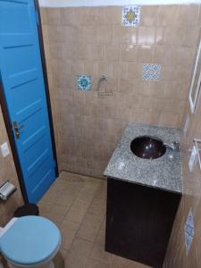 uma casa de banho com um lavatório e um WC em Mar de Maria Pousada em Búzios