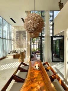 图卢姆Jungle-chic luxurious Tulum home的中间设有带木桌的客厅