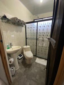 Jordi´s House في فورتونا: حمام مع مرحاض ومغسلة