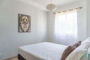 Un pat sau paturi într-o cameră la Appartement en résidence proche de la plage - Le Mimosa