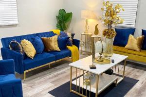 Posezení v ubytování NEW! close to Downtown, Malls & Premium Outlets, with Balcony