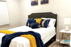 Letto o letti in una camera di NEW! close to Downtown, Malls & Premium Outlets, with Balcony