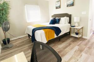 Letto o letti in una camera di NEW! close to Downtown, Malls & Premium Outlets, with Balcony