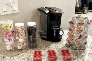 Set per la preparazione di tè e caffè presso NEW! close to Downtown, Malls & Premium Outlets, with Balcony