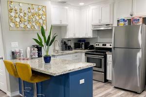 Cucina o angolo cottura di NEW! close to Downtown, Malls & Premium Outlets, with Balcony