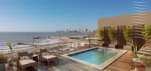 una piscina en un balcón con vistas a la playa en alMAR alquiler temporario, 2 departamentos de 2 ambientes frente al mar y al Museo MAR en Mar del Plata