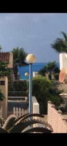 - un éclairage de rue avec vue sur l'océan dans l'établissement Alexander House North Coast, à El Alamein