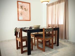 una mesa de comedor y sillas en una habitación en Kau hostel & experiencias en Perito Moreno