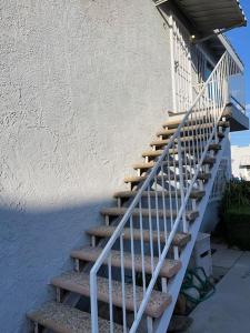 un conjunto de escaleras que conducen a un edificio en SouthBAY Beaches Beauty&Cozy Apt, en Gardena