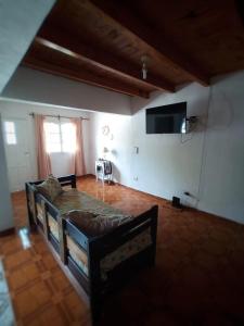 Sala de estar amplia con cama y TV en Departamento Cómodo e impecable en Tunuyán a metros de restaurantes , acceso a Manzano historico - capacidad 4 personas en Tunuyán