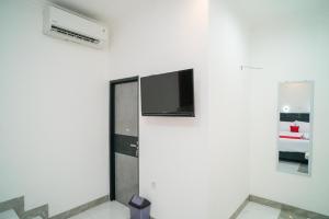 TV a/nebo společenská místnost v ubytování RedDoorz near Stasiun Senen