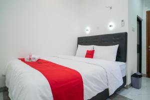 Postel nebo postele na pokoji v ubytování RedDoorz near Stasiun Senen
