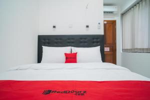 Postel nebo postele na pokoji v ubytování RedDoorz near Stasiun Senen