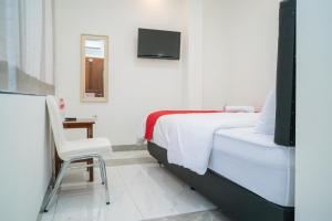 Postel nebo postele na pokoji v ubytování RedDoorz near Stasiun Senen